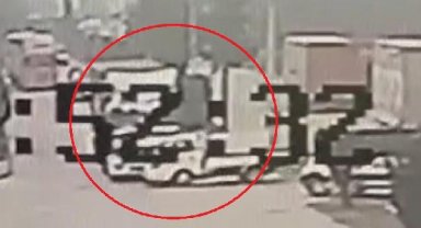 TIR'ın çarptığı kamyonetin sürücüsü ağır yaralandı; kaza kamerada