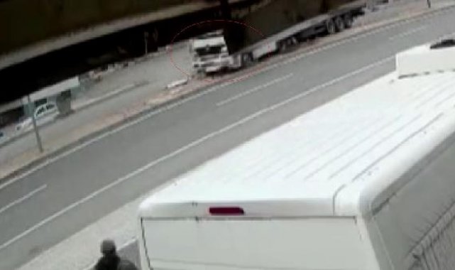 TIR'ın kamyona çarptığı kaza kamerada