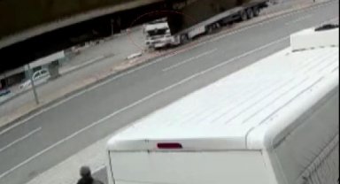 TIR'ın kamyona çarptığı kaza kamerada