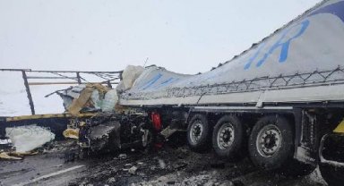 TIR'lar kafa kafaya çarpıştı: 2 yaralı