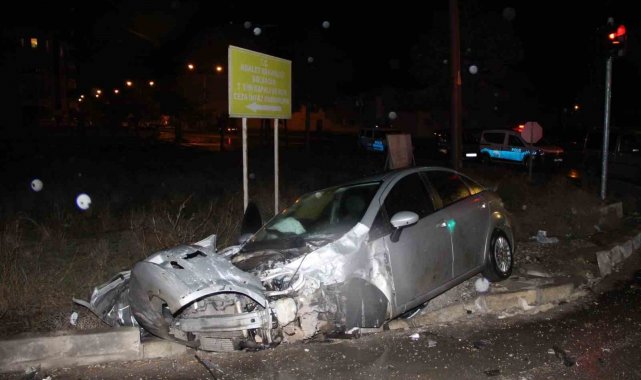 Tırla çarpışıp hurdaya dönen otomobilde 2 kişi yaralandı
