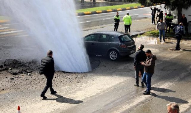 Trabzon'da isale hattı patladı; 8 katlı bina ve yola su doldu