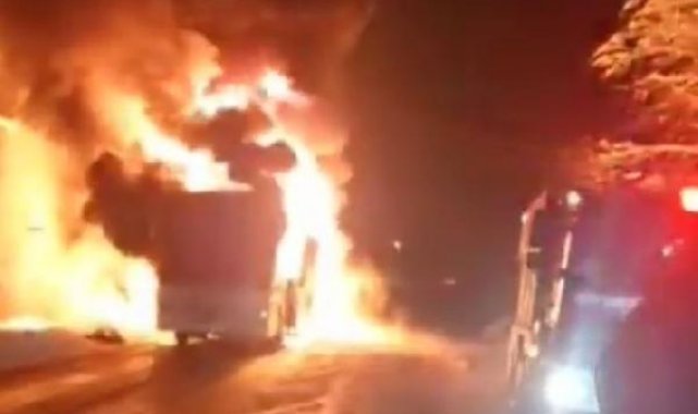 Trabzon'da polisleri taşıyan otobüs alev alev yandı