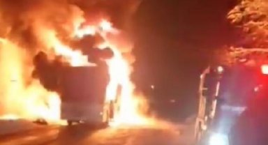 Trabzon'da polisleri taşıyan otobüs alev alev yandı