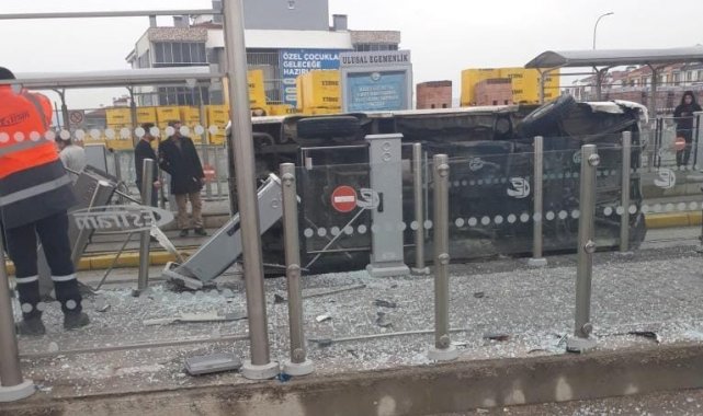 Tramvay durağına çarpan minibüs şehir içi ulaşımında aksamaya neden oldu