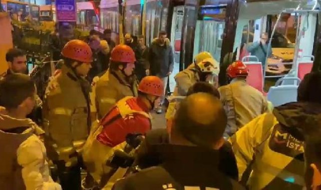 Tramvay ile peron arasına yolcu sıkıştı, seferler durdu-1