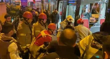 Tramvay ile peron arasına yolcu sıkıştı, seferler durdu-1