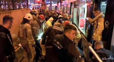 Tramvay ile peron arasına yolcu sıkıştı, seferler durdu