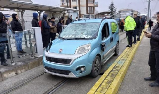 Tramvay yoluna giren kamyonetin çarptığı liseli hayatını kaybetti