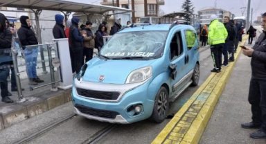 Tramvay yoluna giren kamyonetin çarptığı liseli hayatını kaybetti