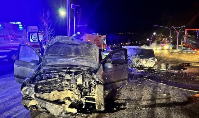 Tunceli'de iki otomobil kavşakta çarpıştı: 5 yaralı