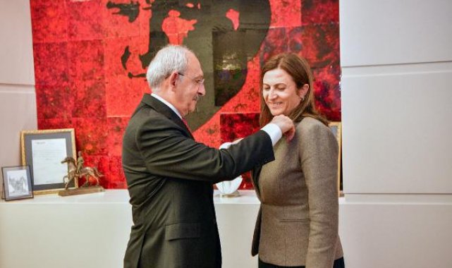 Türkan Elçi CHP'ye katıldı, parti rozetini Kılıçdaroğlu taktı