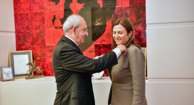 Türkan Elçi CHP'ye katıldı, parti rozetini Kılıçdaroğlu taktı