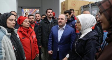 Türkiye'nin en büyük kayısı deposu, afetzedeler için lojistik merkeze dönüştürüldü
