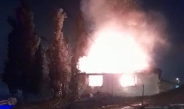 Tuzla'da gecekondu alev alev yandı