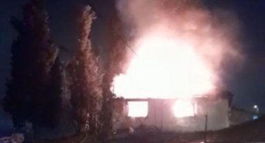 Tuzla'da gecekondu alev alev yandı