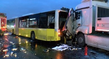 Tuzla'da TIR, yol bakım aracı ve İETT otobüsüne çarptı: 2 ölü 2 yaralı