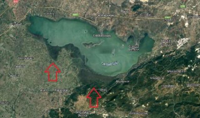 Uluabat Gölü'ndeki çekilme uydu görüntülerinde; kayıkların geçtiği köprünün altı park alanı oldu