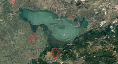 Uluabat Gölü'ndeki çekilme uydu görüntülerinde; kayıkların geçtiği köprünün altı park alanı oldu