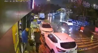 Ümraniye'de otomobilin yayaya çarptığı anlar kamerada