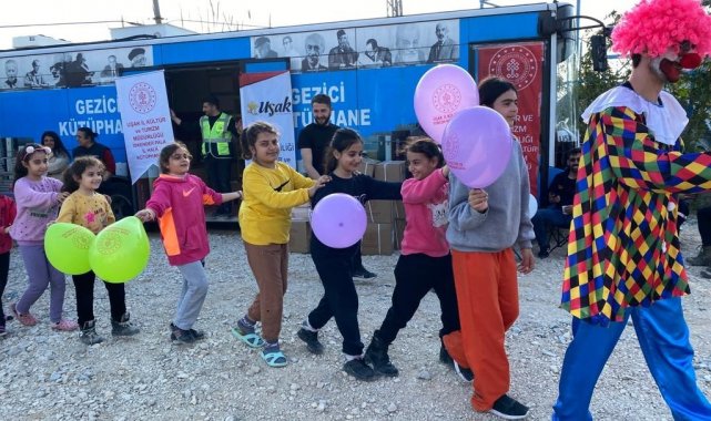 Uşak'tan gönderilen gezici kütüphane çocuklara moral oldu