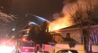 Üsküdar'da 2 katlı binanın çatısı alev alev yandı