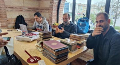 Üsküdar'da depremzedeler için kitap mezatı düzenlendi