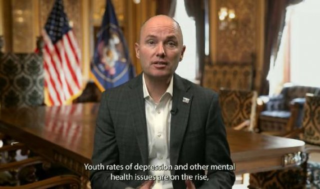 Utah valisi, 18 yaş altındakilerin ailelerinden izinsiz sosyal medya kullanımını yasakladı