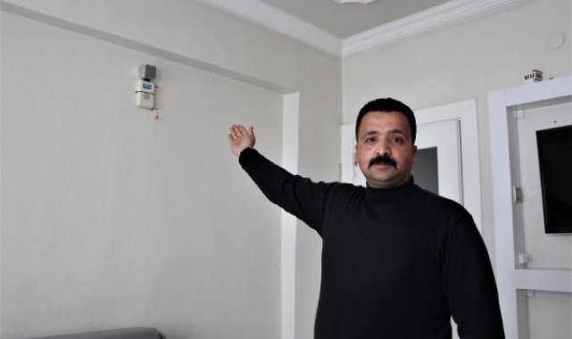 Uykusu ağır güvenlik görevlisi, deprem korkusuyla kapı zilinden sensör yaptı