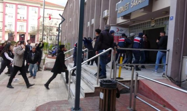 Uyuşturucu şüphelilerinin yakınları adliye önünde gazetecilere saldırdı