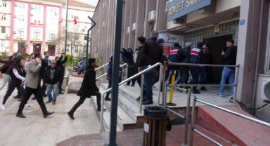 Uyuşturucu şüphelilerinin yakınları adliye önünde gazetecilere saldırdı