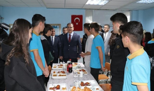 Vali Akbıyık öğrencilerle iftarda buluştu