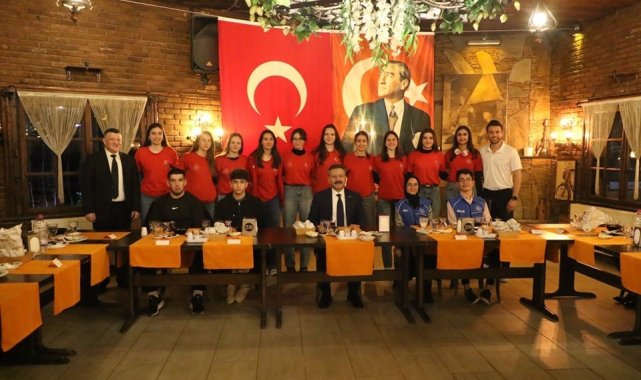 Vali Aksoy misafir sporcular ve gönüllü gençler ile iftarda buluştu