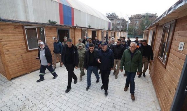 Vali Çelik, Bakan Akar ile birlikte prefabrik çarşıda incelemelerde bulundu