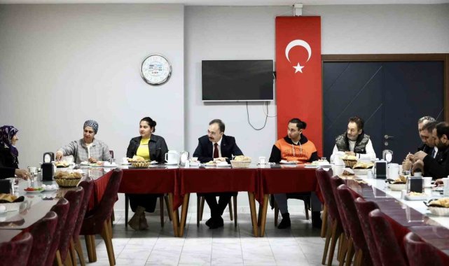 Vali Kızılkaya, depremzede ailelerle kahvaltı yaptı
