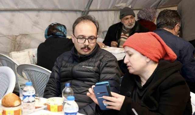 Vali Kızılkaya orucunu iftar çadırında depremzede vatandaşlarla açtı