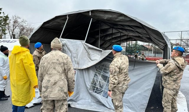 Van jandarmasının deprem bölgesindeki çalışması devam ediyor