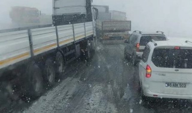 Van'da kar yağışı hayatı olumsuz etkiledi