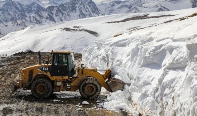 Van'da kardan kapalı yollar, tek tek açılıyor