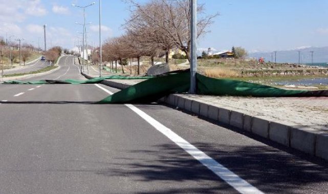 Van'da kuvvetli rüzgar; çatılar uçtu