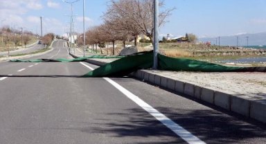 Van'da kuvvetli rüzgar; çatılar uçtu