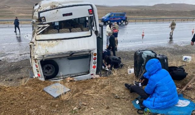 Van'da sporcuları taşıyan midibüs devrildi: 11 yaralı