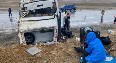 Van'da sporcuları taşıyan midibüs devrildi: 11 yaralı