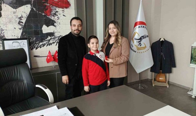 Velilerin kitap okuma yarışmasında dereceye girenlere altın hediye edildi