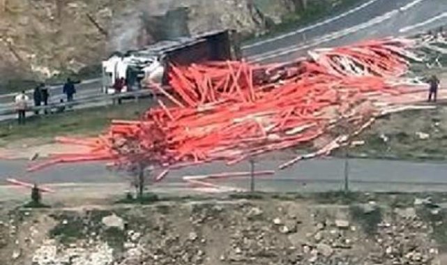 Virajı alamayan boru yüklü kamyon devrildi, sürücü yaralandı