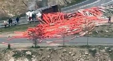 Virajı alamayan boru yüklü kamyon devrildi, sürücü yaralandı