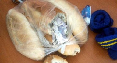Yakalanan dilenci, parayı ekmeğin içine sakladı