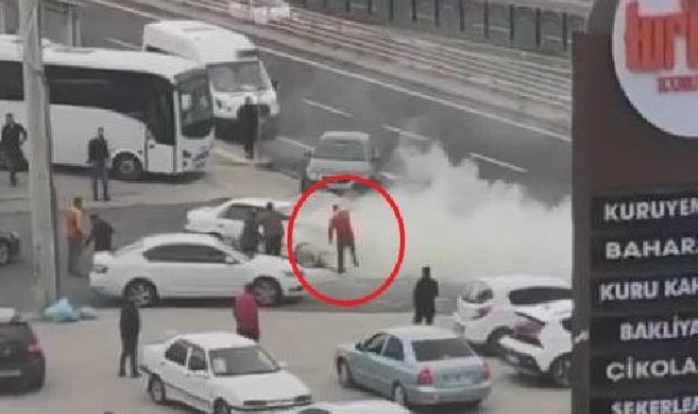 Yanan otomobilin kaputunu tekme atıp, açmaya çalıştı
