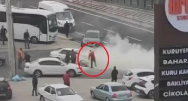 Yanan otomobilin kaputunu tekme atıp, açmaya çalıştı