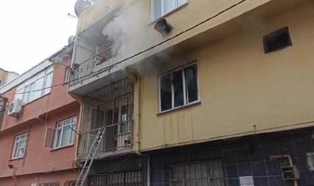 Yangında balkonda mahsur kalan anneanne ile torunu, demir parmaklıklar kesilerek kurtarıldı